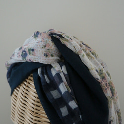 可隨意連接的頭巾☆海軍×花圍巾 第4張的照片