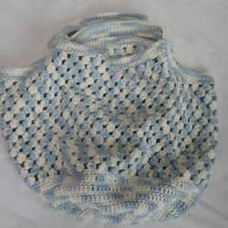 オフホワイトと水色の混ざり糸のカギ編み手提げ　P0104 1枚目の画像