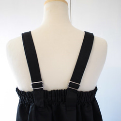 黒のコットンツイルの肩紐付きロングスカート 2枚目の画像