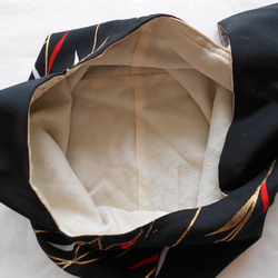 正絹・着物リメイクのワンハンドルバッグ【黒・柳柄】 4枚目の画像