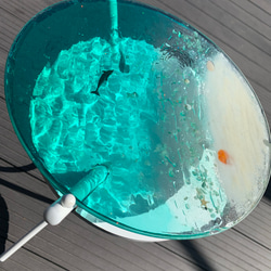 エメラルドグリーンの海　ホワイトビーチワールド イルカとベイトフィッシュ ガラスサイドテーブル丸 〜Minamo〜 1枚目の画像