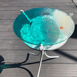 エメラルドグリーンの海　ホワイトビーチワールド イルカとベイトフィッシュ ガラスサイドテーブル丸 〜Minamo〜 4枚目の画像