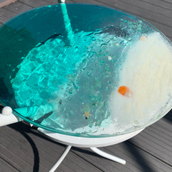 エメラルドグリーンの海　ホワイトビーチワールド イルカとベイトフィッシュ ガラスサイドテーブル丸 〜Minamo〜 5枚目の画像