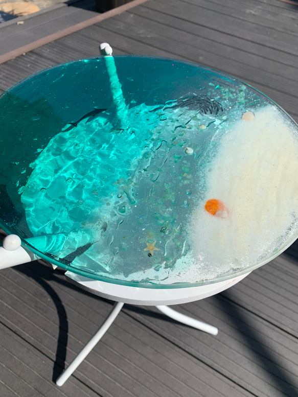 エメラルドグリーンの海　ホワイトビーチワールド イルカとベイトフィッシュ ガラスサイドテーブル丸 〜Minamo〜 5枚目の画像