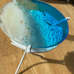 新作　ホワイトビーチ　イルカの親子　ガラスサイドテーブル丸 〜Minamo〜 1枚目の画像