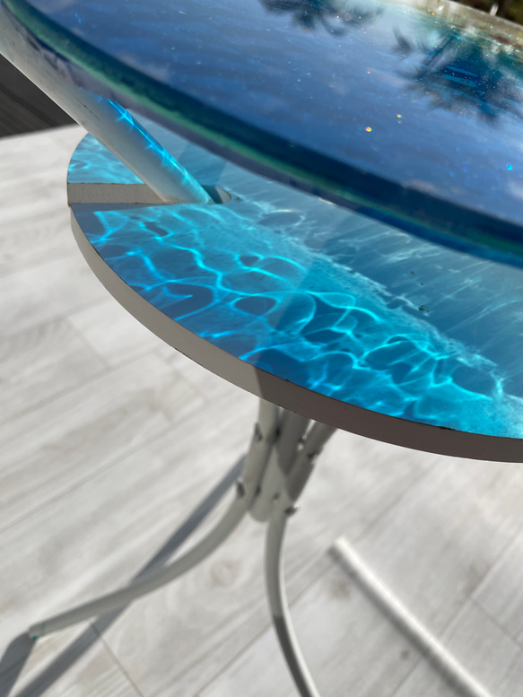 新作　ホワイトビーチ　イルカの親子　ガラスサイドテーブル丸 〜Minamo〜 4枚目の画像