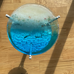 夜光虫ホワイトビーチ　イルカの親子　ガラスサイドテーブル丸 〜Minamo〜 4枚目の画像
