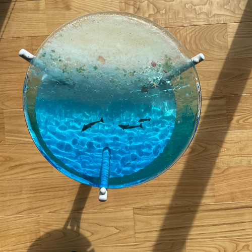 夜光虫ホワイトビーチ イルカの親子 ガラスサイドテーブル丸 〜Minamo