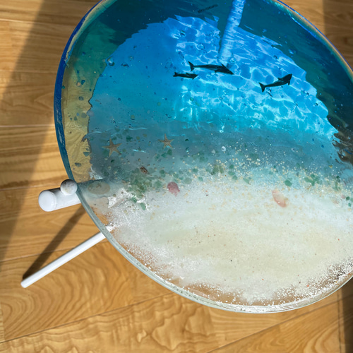 夜光虫ホワイトビーチ イルカの親子 ガラスサイドテーブル丸 〜Minamo