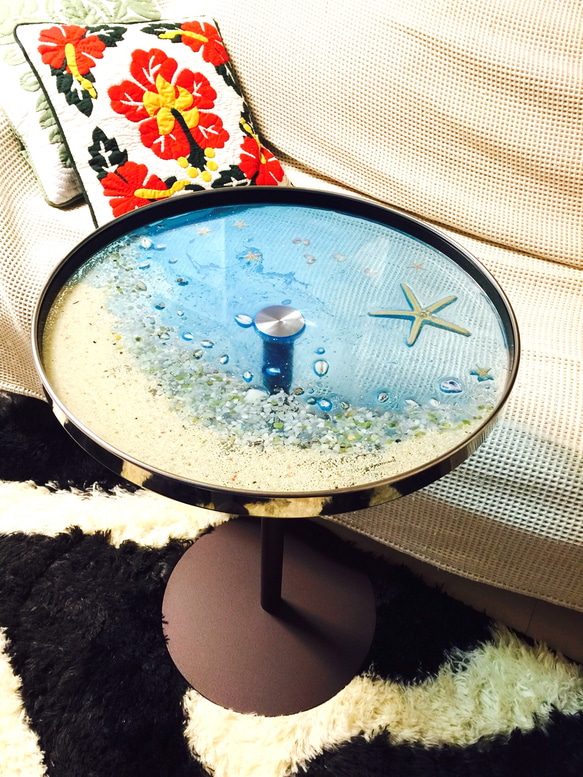 クリアーブルームーンビーチ ガラス丸テーブル シェルとスターフッィシュの海 1枚目の画像