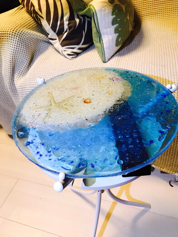 ブルーシー白砂のスターフィッシュ 波紋ガラスサイドテーブル丸 〜Minamo〜 2枚目の画像