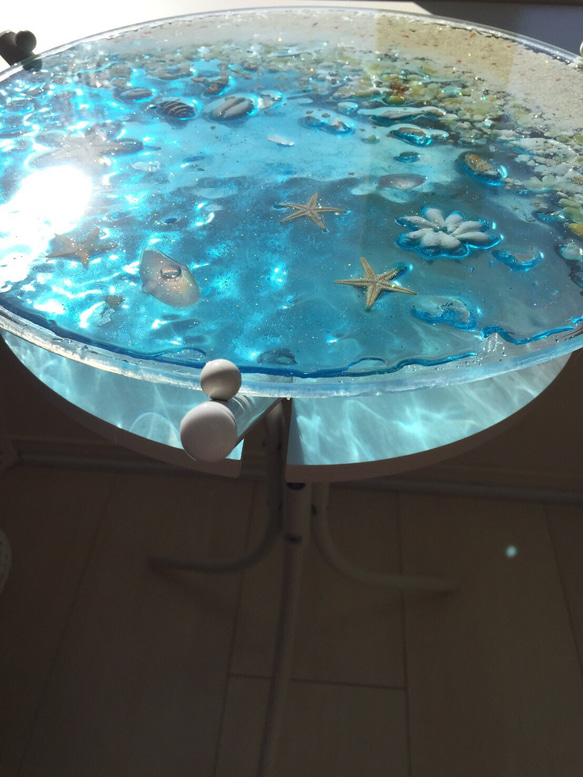 エメラルドブルームーンビーチ ミニ   波紋ガラスサイドテーブル丸 〜Minamo〜 4枚目の画像