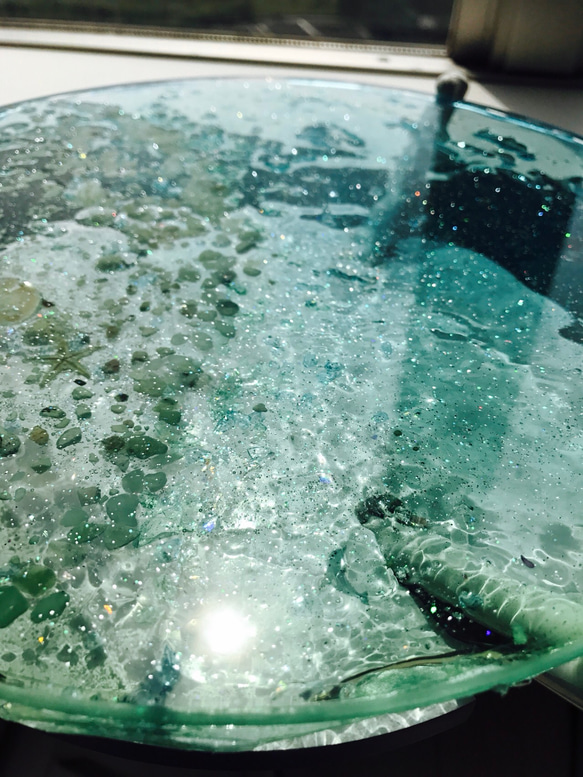 浅瀬のドルフィン 波紋ガラスサイドテーブル丸 〜Minamo〜 4枚目の画像