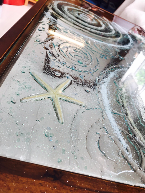 折りたたみ ガラスローテーブル  波紋の水辺 スターフィッシュやきらめく水面 2枚目の画像