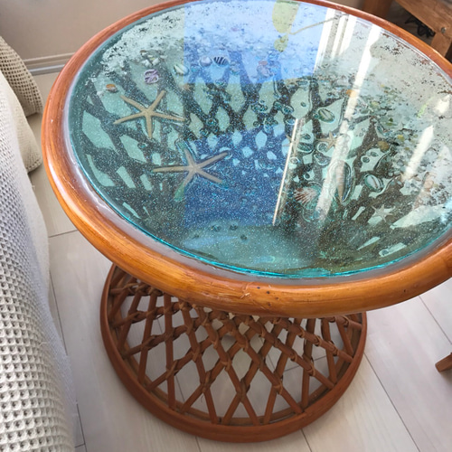 ラタンガラスラウンドガラステーブル エメラルド ムーンビーチ 砂浜 