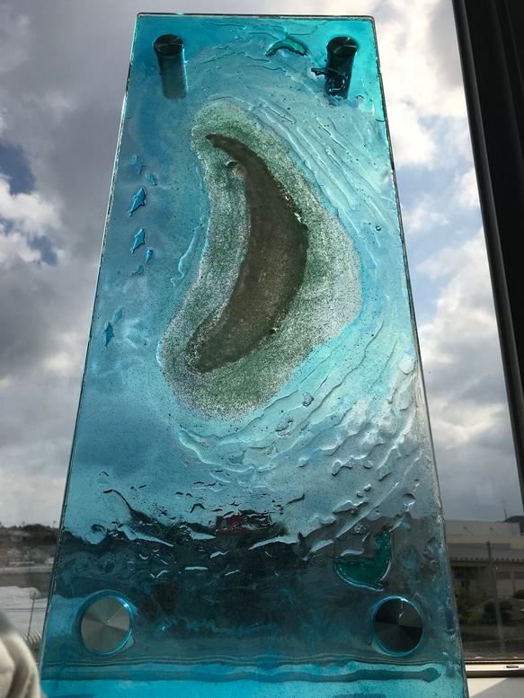 新作 minamo 幻の島 白砂と青い海とイルカ達 ガラススタンドラック 2枚目の画像