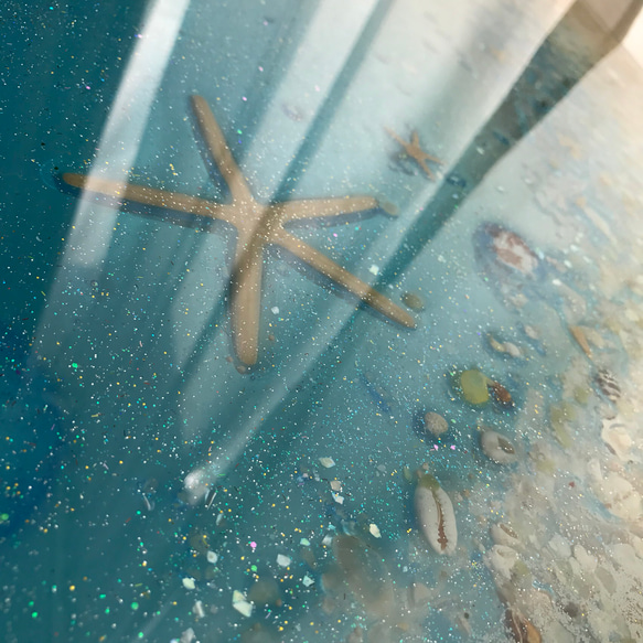ガラスセンターテーブル ブルームーンビーチ 青いビーチと珊瑚やスターフィッシュと貝たち 3枚目の画像