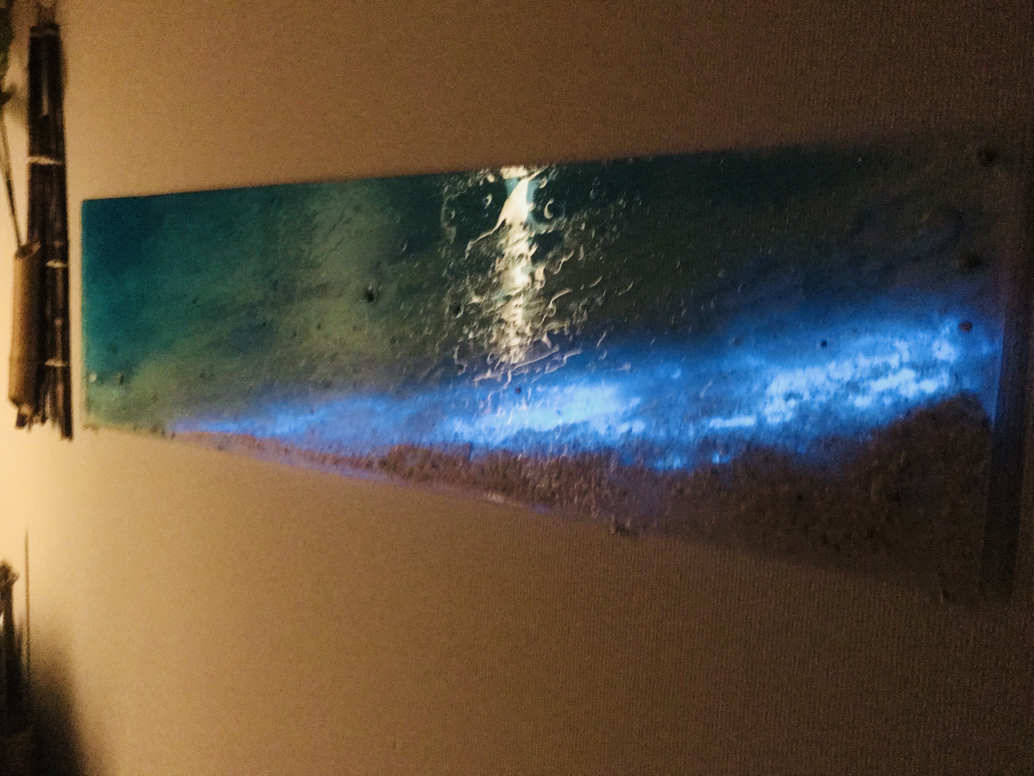 壁掛けアートパネルブルーシー 光る夜のビーチ 90×25