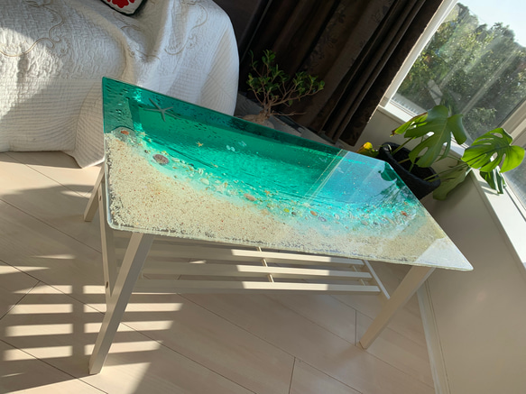 ガラスセンターテーブル 揺らめくエメラルドグリーンムーンビーチ 珊瑚やスターフィッシュと貝たち 2枚目の画像
