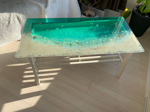 ガラスセンターテーブル 揺らめくエメラルドグリーンムーンビーチ 珊瑚やスターフィッシュと貝たち 4枚目の画像