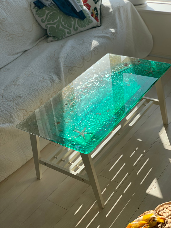 ガラスセンターテーブル 揺らめくエメラルドグリーンムーンビーチ 珊瑚やスターフィッシュと貝たち 5枚目の画像