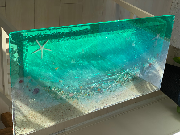ガラスセンターテーブル 揺らめくエメラルドグリーンムーンビーチ 珊瑚やスターフィッシュと貝たち 6枚目の画像