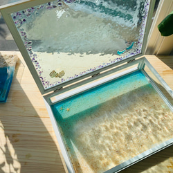 ガラスケース エメラルドブルー白砂と波紋 イルカ 水面 波紋 ゆらぎ オルゴナイト 1枚目の画像