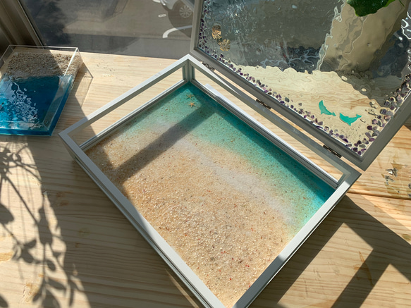 ガラスケース エメラルドブルー白砂と波紋 イルカ 水面 波紋 ゆらぎ オルゴナイト 6枚目の画像