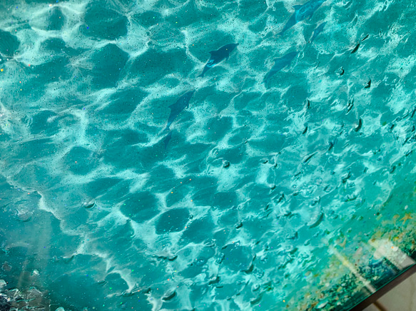 新作 折りたたみガラスセンターテーブル   浅瀬のドルフィン 波紋 水面 揺らめきの海 2枚目の画像