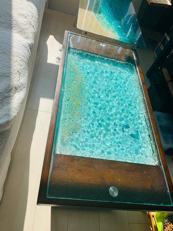 新作 折りたたみガラスセンターテーブル   浅瀬のドルフィン 波紋 水面 揺らめきの海 3枚目の画像