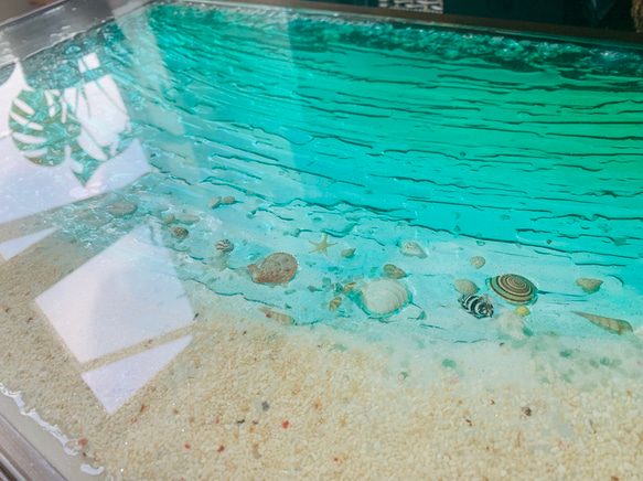 折りたたみガラスセンターテーブル   エメラルドグリーンムーンビーチ 波紋 水面 揺らめきの海 4枚目の画像