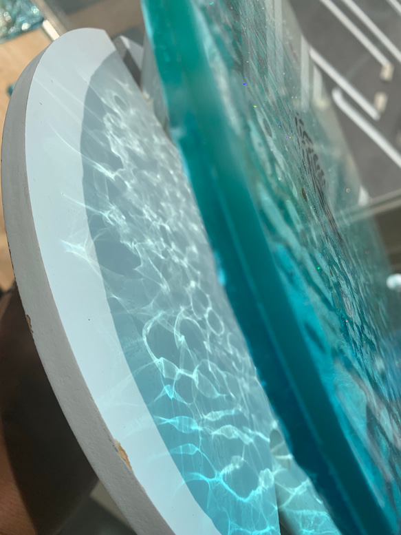 ホワイトビーチワールド イルカとベイトフィッシュ ガラスサイドテーブル丸 〜Minamo〜 6枚目の画像