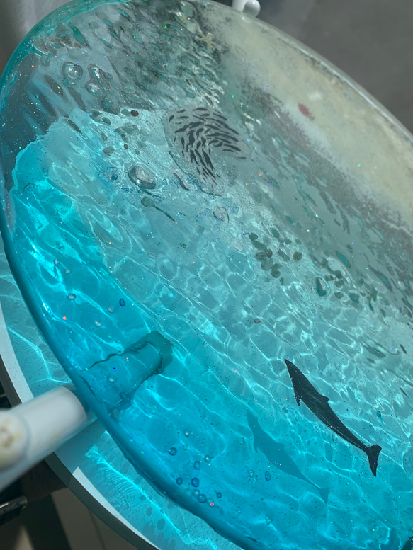 ガラスサイドテーブル ホワイトムーンビーチ 夜光虫 イルカとベイトフィッシュ ガラスサイドテーブル丸 〜Minamo〜 1枚目の画像