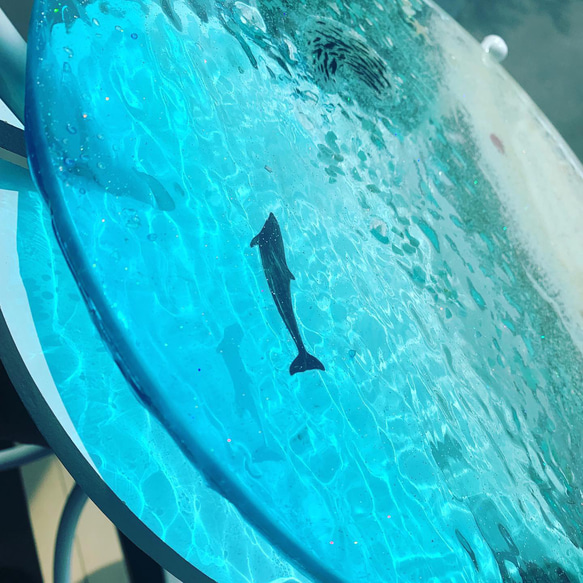 ガラスサイドテーブル ホワイトムーンビーチ 夜光虫 イルカとベイトフィッシュ ガラスサイドテーブル丸 〜Minamo〜 2枚目の画像
