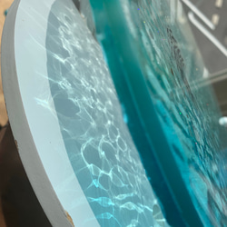 ガラスサイドテーブル ホワイトムーンビーチ 夜光虫 イルカとベイトフィッシュ ガラスサイドテーブル丸 〜Minamo〜 3枚目の画像