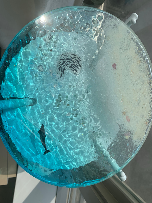ホワイトビーチワールド イルカとベイトフィッシュ ガラスサイドテーブル丸 〜Minamo〜 5枚目の画像
