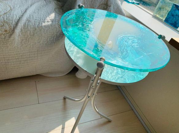 名もなき島 エメラルドグリーンの海 ミニ   波紋ガラスサイドテーブル丸 〜Minamo〜 1枚目の画像
