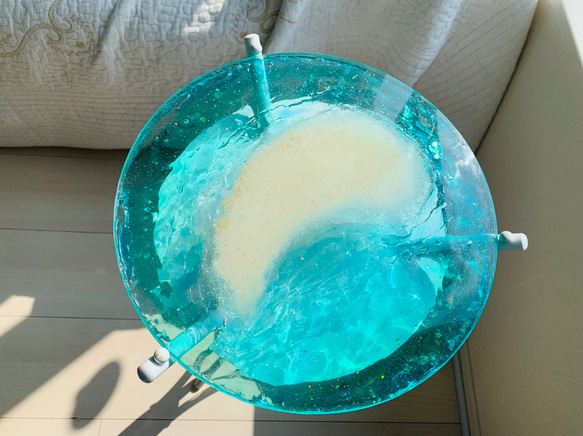 名もなき島 エメラルドグリーンの海 ミニ   波紋ガラスサイドテーブル丸 〜Minamo〜 3枚目の画像