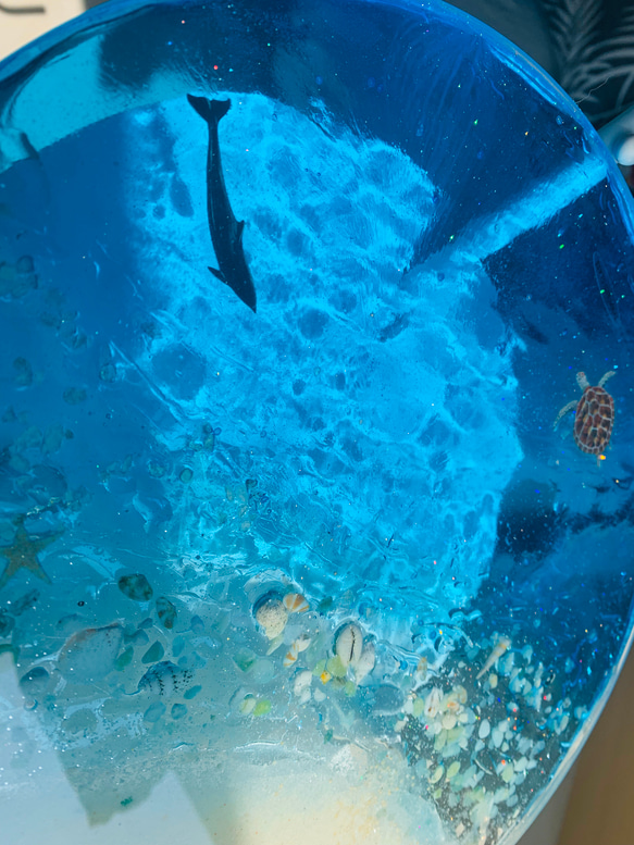 ブルーシー　ホワイトビーチ イルカとカメ　ホヌ　ガラスサイドテーブル丸 〜Minamo〜 4枚目の画像