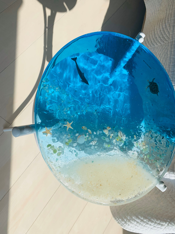 ブルーシー　ホワイトビーチ イルカとカメ　ホヌ　ガラスサイドテーブル丸 〜Minamo〜 5枚目の画像