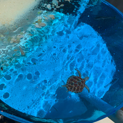 ブルーシー　ホワイトビーチ イルカとカメ　ホヌ　ガラスサイドテーブル丸 〜Minamo〜 7枚目の画像