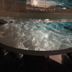 エメラルドグリーン　ムーンビーチ 夜光虫 ガラスサイドテーブル丸 〜Minamo〜 3枚目の画像