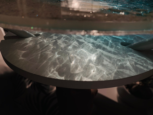 エメラルドグリーン　ムーンビーチ 夜光虫 ガラスサイドテーブル丸 〜Minamo〜 3枚目の画像