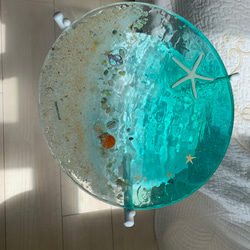 エメラルドグリーン　ムーンビーチ 夜光虫 ガラスサイドテーブル丸 〜Minamo〜 4枚目の画像