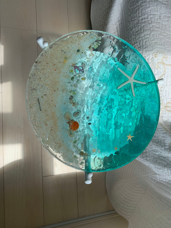 エメラルドグリーン　ムーンビーチ 夜光虫 ガラスサイドテーブル丸 〜Minamo〜 4枚目の画像