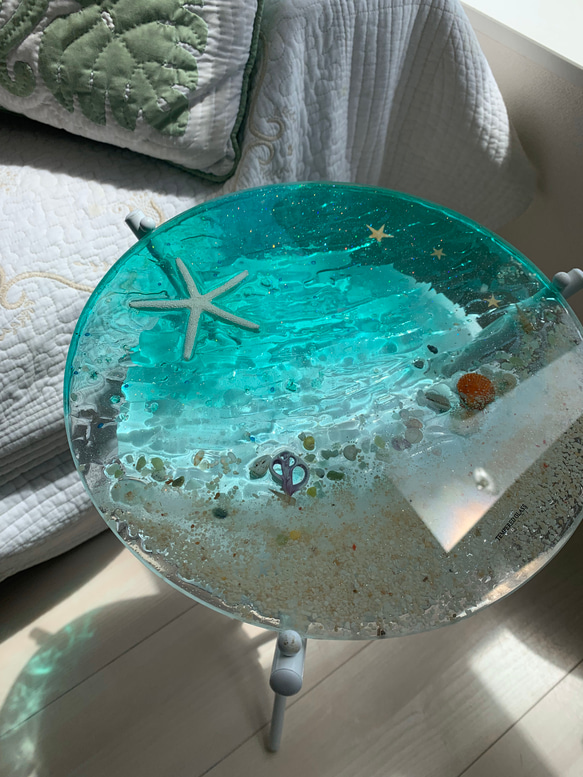 エメラルドグリーンムーンビーチ 夜光虫 ガラスサイドテーブル丸 〜Minamo〜 3枚目の画像