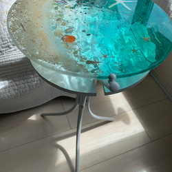 エメラルドグリーンムーンビーチ 夜光虫 ガラスサイドテーブル丸 〜Minamo〜 5枚目の画像