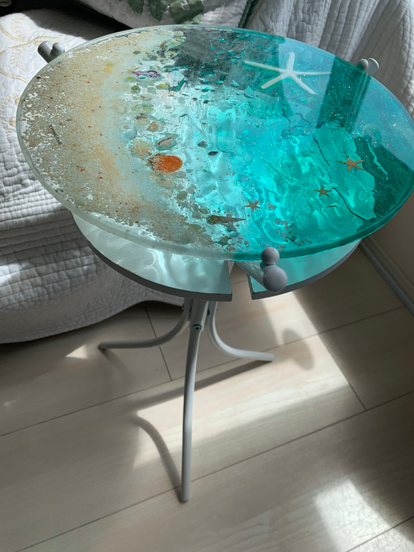 エメラルドグリーンムーンビーチ 夜光虫 ガラスサイドテーブル丸 〜Minamo〜 5枚目の画像