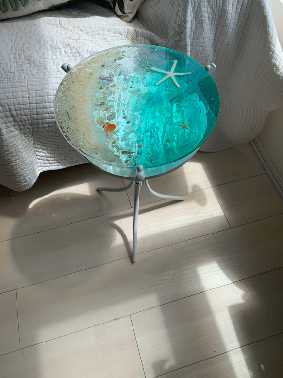 エメラルドグリーンムーンビーチ 夜光虫 ガラスサイドテーブル丸 〜Minamo〜 6枚目の画像