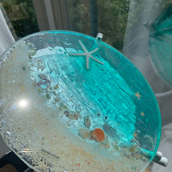 エメラルドグリーン　ムーンビーチ ガラスサイドテーブル丸 〜Minamo〜 2枚目の画像